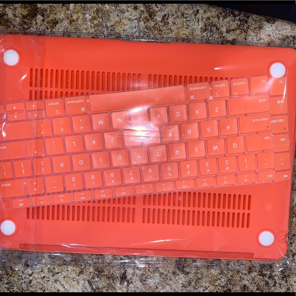 NWOT. Macbook 13 in case and keyboard cover